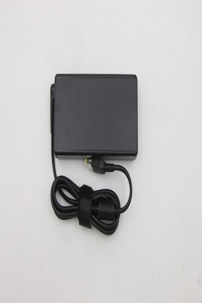 Adaptateur secteur rectangulaire Lenovo CRU 135 W 100-240 V CA 3P