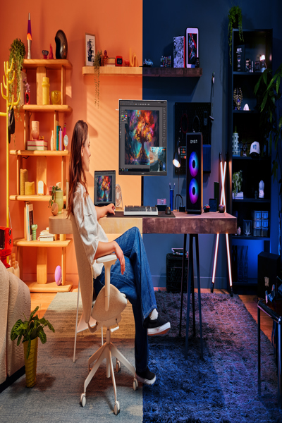 HP OMEN Transcend 32 UHD OLED Gaming Monitor: 32-inch 4K OLED gaming monitor. - 9R181AA#ABB