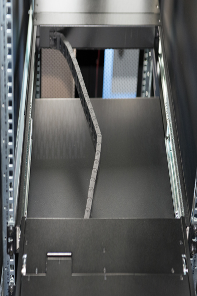 DIGITUS Modulär HD LCD KVM-konsol med 19" TFT, 8-portars VGA KVM-anslutning, pekplatta, tyskt tangentbordslayout - DS-72221-2GE