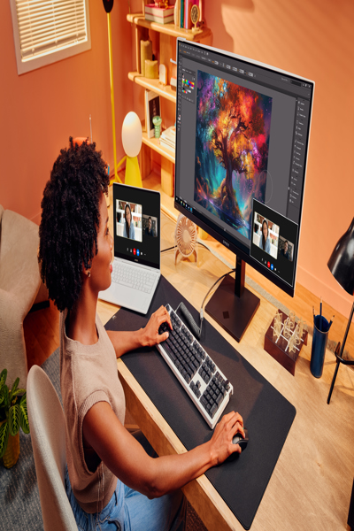HP OMEN Transcend 32 UHD OLED Gaming Monitor: 32-inch 4K OLED gaming monitor. - 9R181AA#ABB
