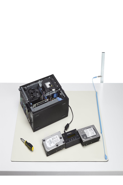 StarTech.com 11x18 tum antistatisk matta, ESD-matta för elektronikreparation, antistatisk skrivbordsmatta med avtagbar jordledning, ANSI/ESD S 4.1-kompatibel, flexibel termoplastisk arbetsmatta/dyna - SM-ANTI-STATIC-MAT