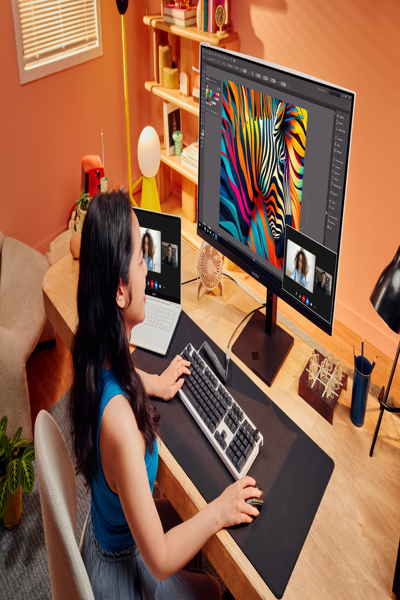 HP OMEN Transcend 32 UHD OLED Gaming Monitor: 32-inch 4K OLED gaming monitor. - 9R181AA#ABB