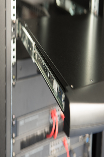 DIGITUS Modular HD LCD KVM-konsol med 17" TFT (43,2 cm), 1-portars VGA KVM-anslutning, pekplatta, amerikanskt tangentbordslayout - DS-72220-1US