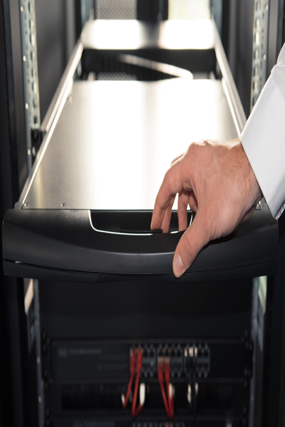 DIGITUS Modulär HD LCD KVM-konsol med 19" TFT, 8-portars VGA KVM-anslutning, pekplatta, tyskt tangentbordslayout - DS-72221-2GE