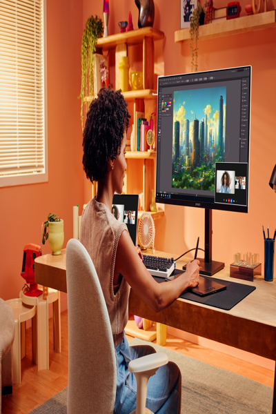 HP OMEN Transcend 32 UHD OLED Gaming Monitor: 32-inch 4K OLED gaming monitor. - 9R181AA#ABB