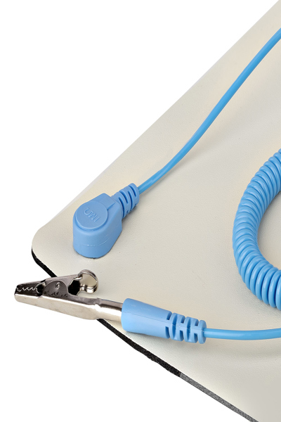 StarTech.com 23x47in Anti Static Mat, ESD Mat for Electronics Repair, Anti Static Desk Mat w/Detachable Grounding Wire, ANSI/ESD S 4.1 Compliant, Flexible Thermoplastic Work Mat/Pad - LG-ANTI-STATIC-MAT