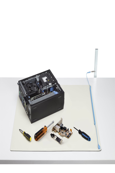 StarTech.com 11x18 tum antistatisk matta, ESD-matta för elektronikreparation, antistatisk skrivbordsmatta med avtagbar jordledning, ANSI/ESD S 4.1-kompatibel, flexibel termoplastisk arbetsmatta/dyna - SM-ANTI-STATIC-MAT