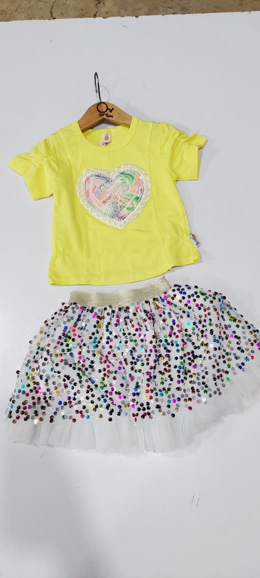 Girls Yellow Heart Applique T-Shirt & Sequin Mesh Skirt 2-Piece Outfit – Cute Party Dress – QC10221 - QC10221